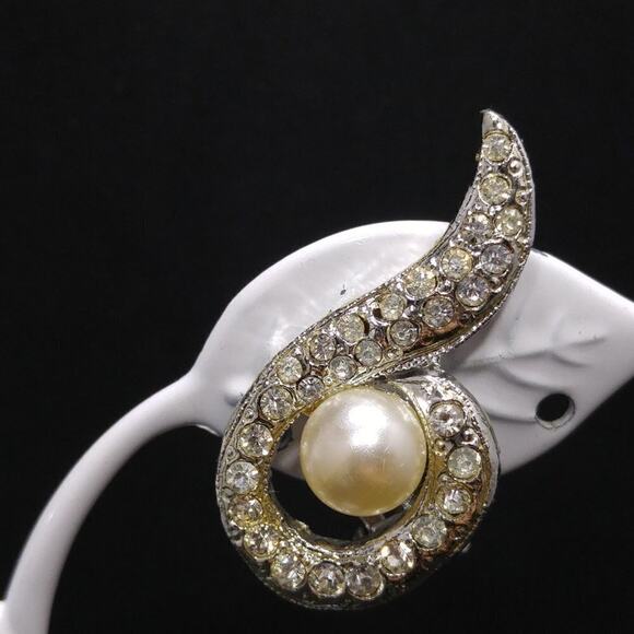 Mid Century Faux Pearl Clear Pave Rhinestone Jewelry Set: Brooch & Clip Earrings - Picture 5 of 8